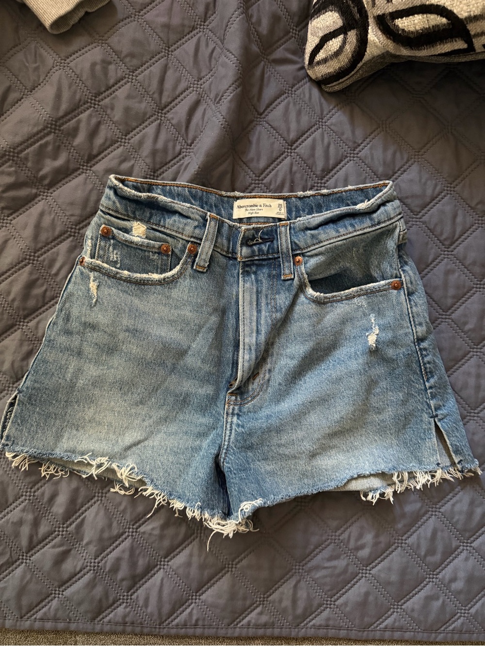 Abercrombie & Fitch Mom Shorts Size 25 High Rise Distressed Denim Raw Hem